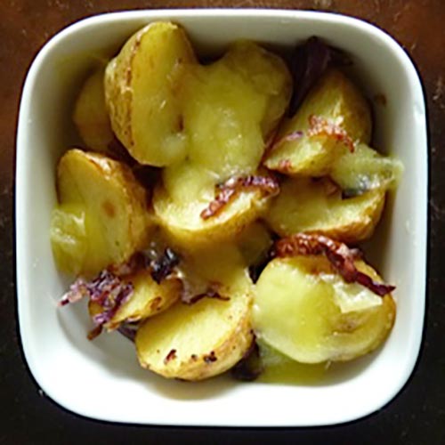 Gebakken aardappelen met kaas en uien